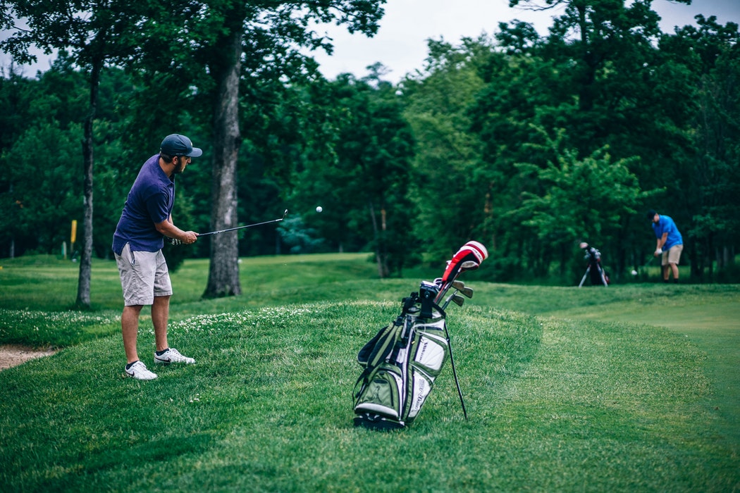 People golfing.